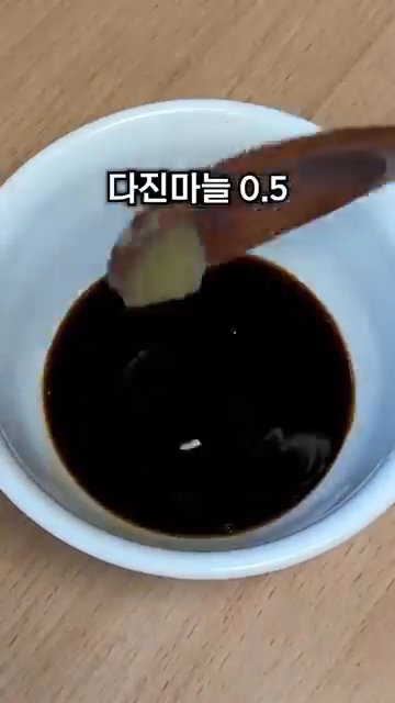 닭가슴살을 찢어 면 위에 올리고, 그 위에 오이를 올립니다.