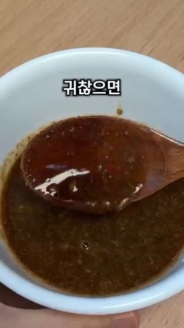 소스 재료인 간장, 알룰로스, 다진 마늘, 들기름, 레몬즙, 참깨를 모두 섞습니다.