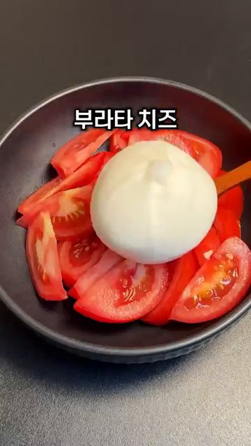 올리브유를 고루 뿌리고, 소금을 약간 뿌립니다.