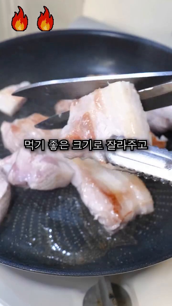 구운 삼겹살을 먹기 좋은 크기로 잘라줍니다.