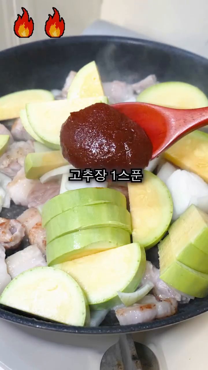 고추장, 된장, 진간장, 설탕, 고춧가루, 다진마늘을 각각 1스푼씩 넣습니다.