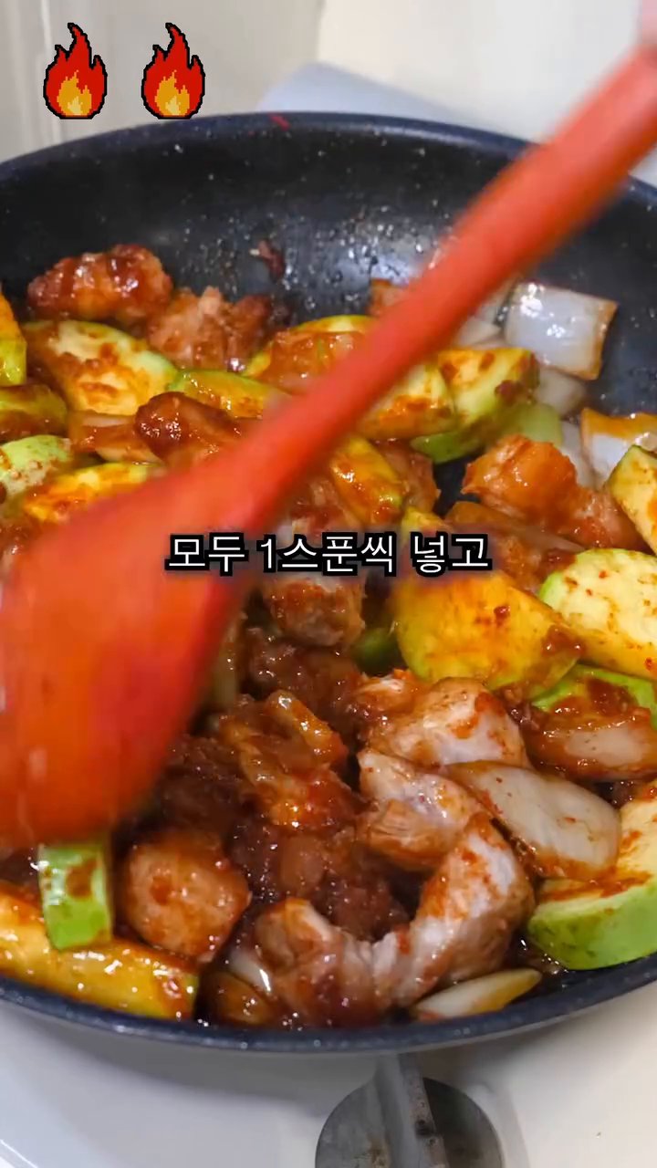 모든 양념을 삼겹살 기름에 잘 섞어 볶아줍니다.