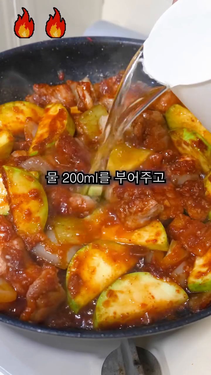 물 200ml를 부어줍니다.