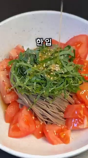 모든 재료가 잘 섞이면 완성된 비빔면을 한 입 먹어봅니다.