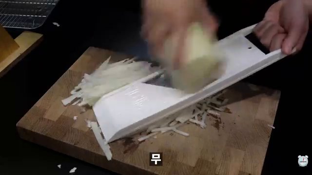 무에 양념장을 넣고 버무려주면 무생채를 만들 수 있습니다.
