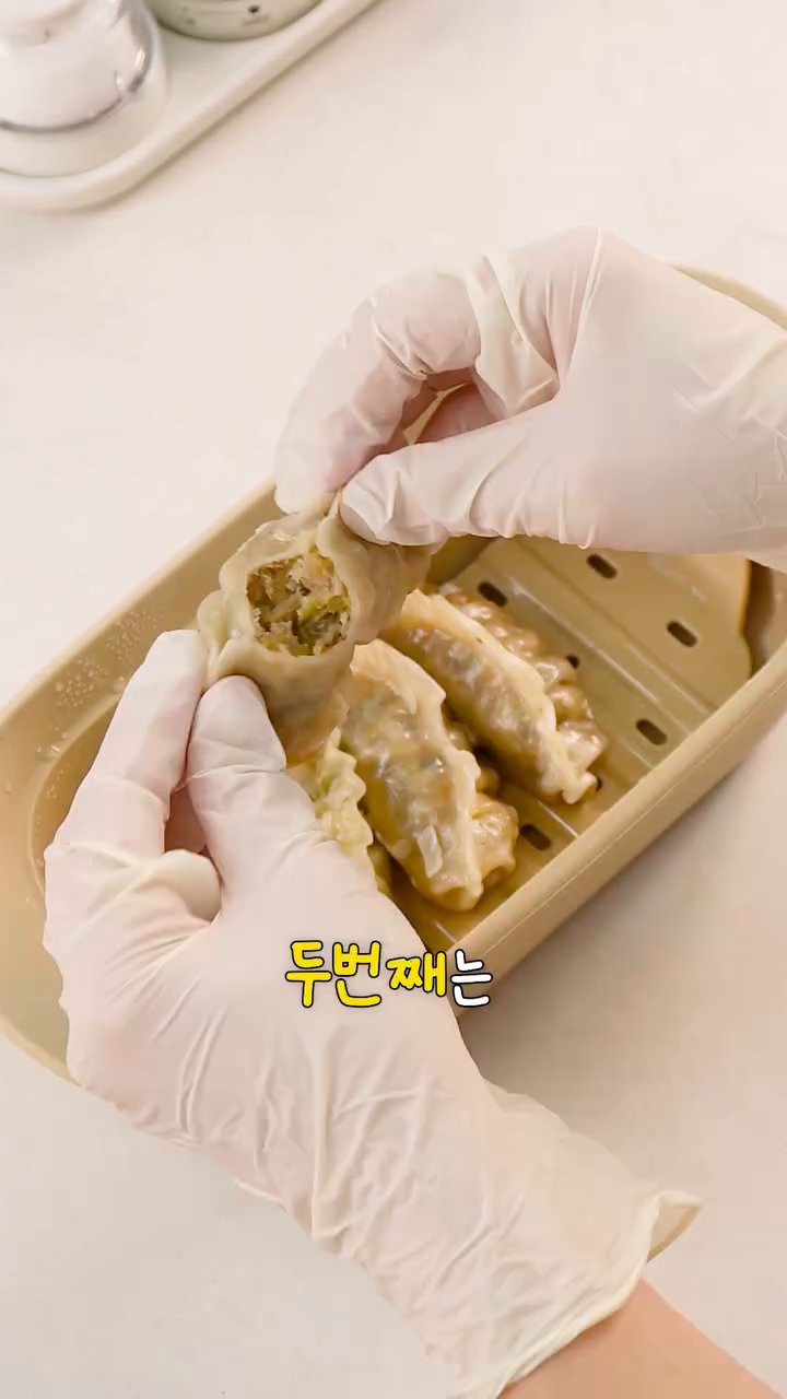 팬에 식용유를 넉넉히 두르고 만두를 앞뒤로 노릇노릇하게 구워줍니다.