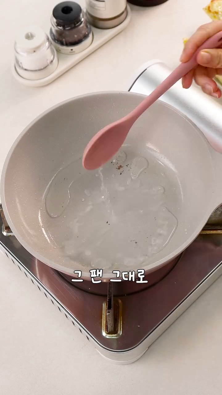 구운 만두가 있는 팬에 물 5스푼, 설탕 1스푼, 식초 2스푼, 진간장 1스푼, 케첩 1스푼을 넣고 끓입니다.