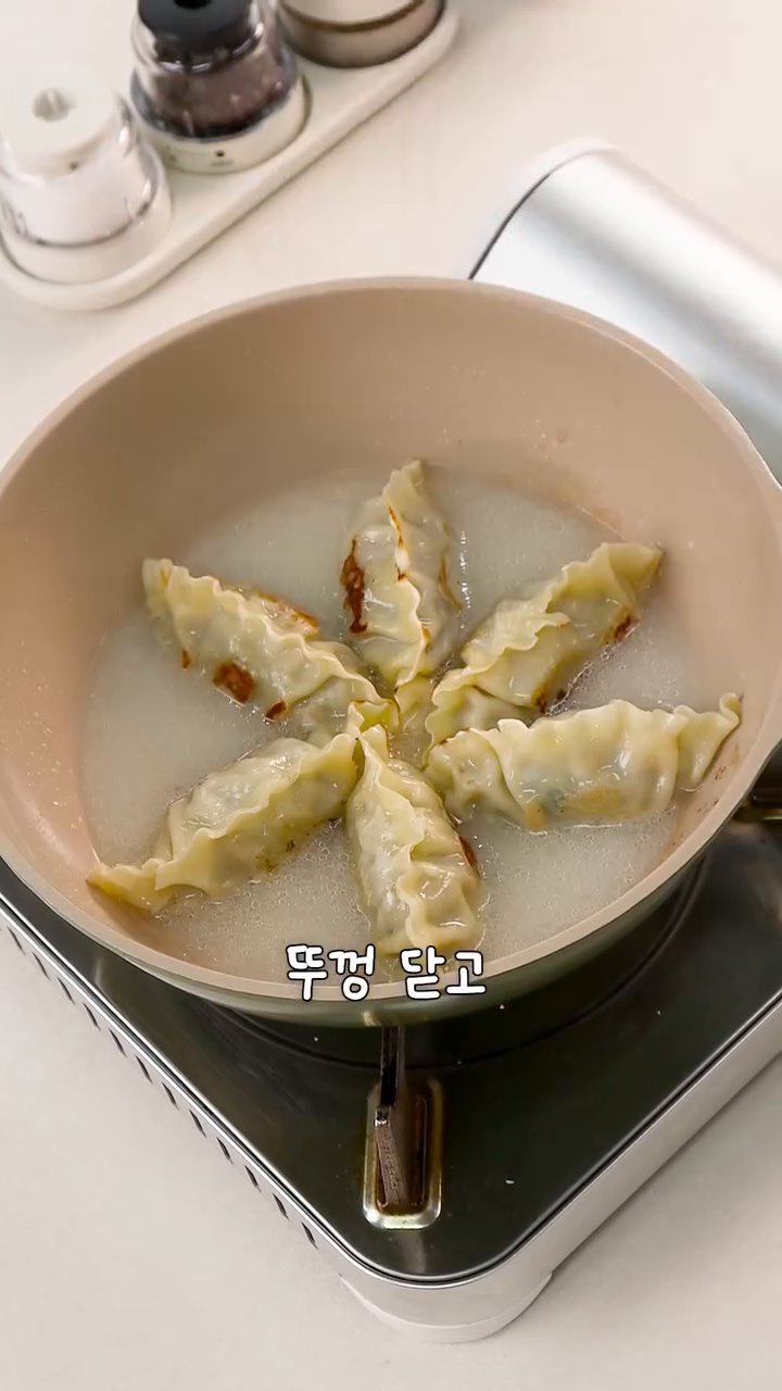 뚜껑을 닫고 익히다가 물기가 거의 없어지면 뚜껑을 열어 바삭하게 구워줍니다.