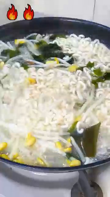 삶은 면을 체에 받쳐 찬물에 헹궈 시원하게 냉수 마사지를 해줍니다.