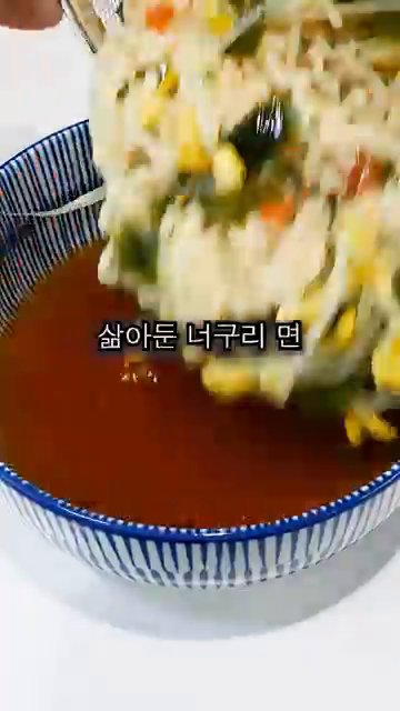 삶아둔 너구리 면과 채 썬 양파, 채 썬 오이를 넣고 잘 섞어줍니다.