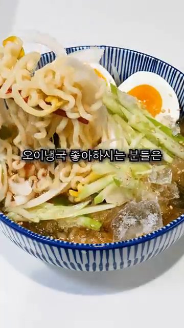 삶은 계란을 반으로 잘라 올리고, 통깨를 소박하게 뿌려줍니다.
