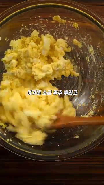 으깬 계란에 소금과 후추를 뿌리고, 마요네즈 3스푼을 넣어 잘 섞어줍니다.
