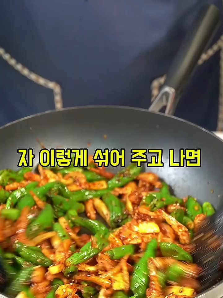 새송이버섯은 길쭉하게 반 잘라 먹기 좋은 크기로 썰어 준비합니다.