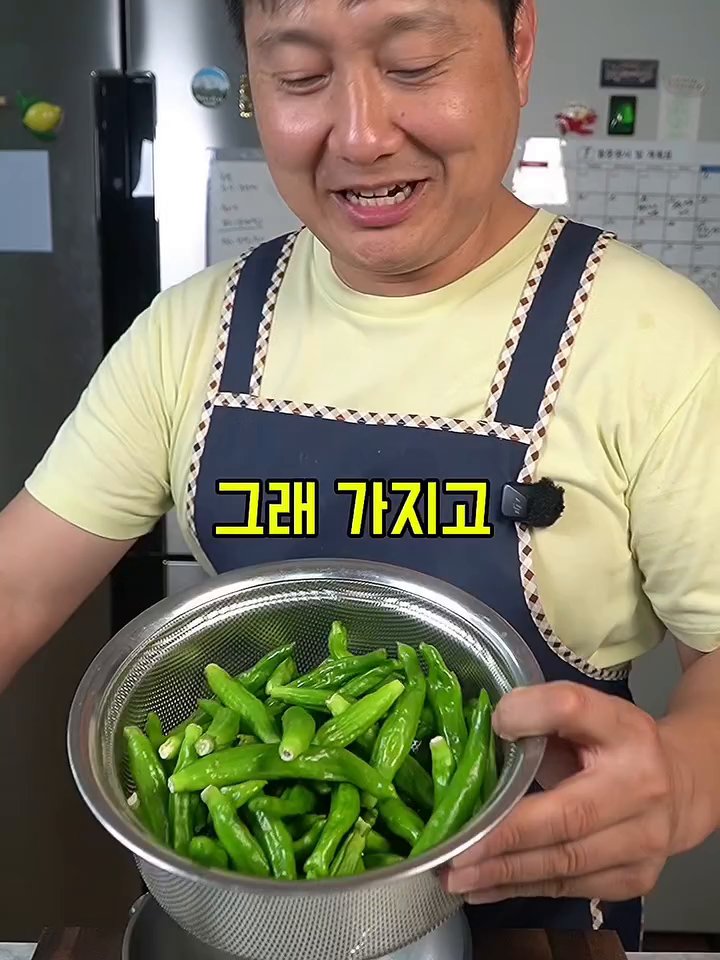 마른 팬에 건홍새우를 넣고 1~2분간 저어가며 노릇하게 덖습니다.