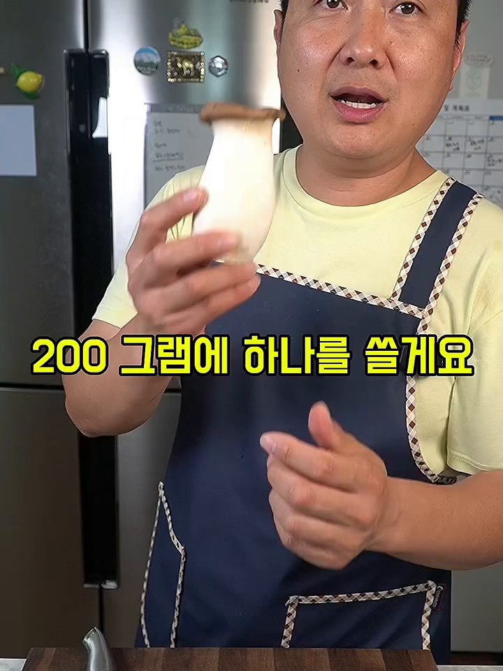 불을 끄고 잔열로 더 덖은 뒤, 채반에 밭쳐 부스러기를 완전히 털어냅니다.