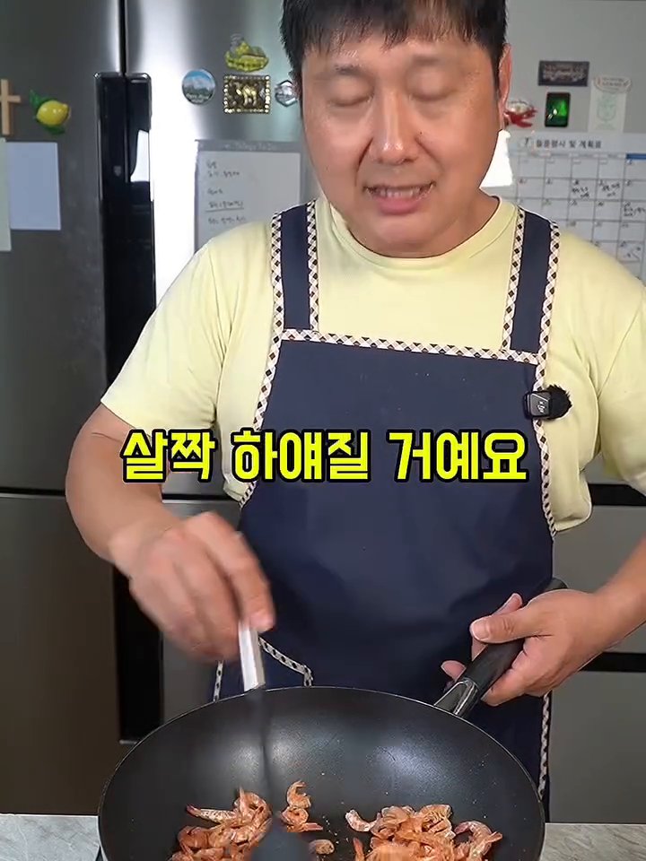기름이 채소에 고루 코팅되면 중불로 줄이고 고춧가루 2스푼, 진간장 3스푼을 넣고 2분간 빠르게 볶습니다.