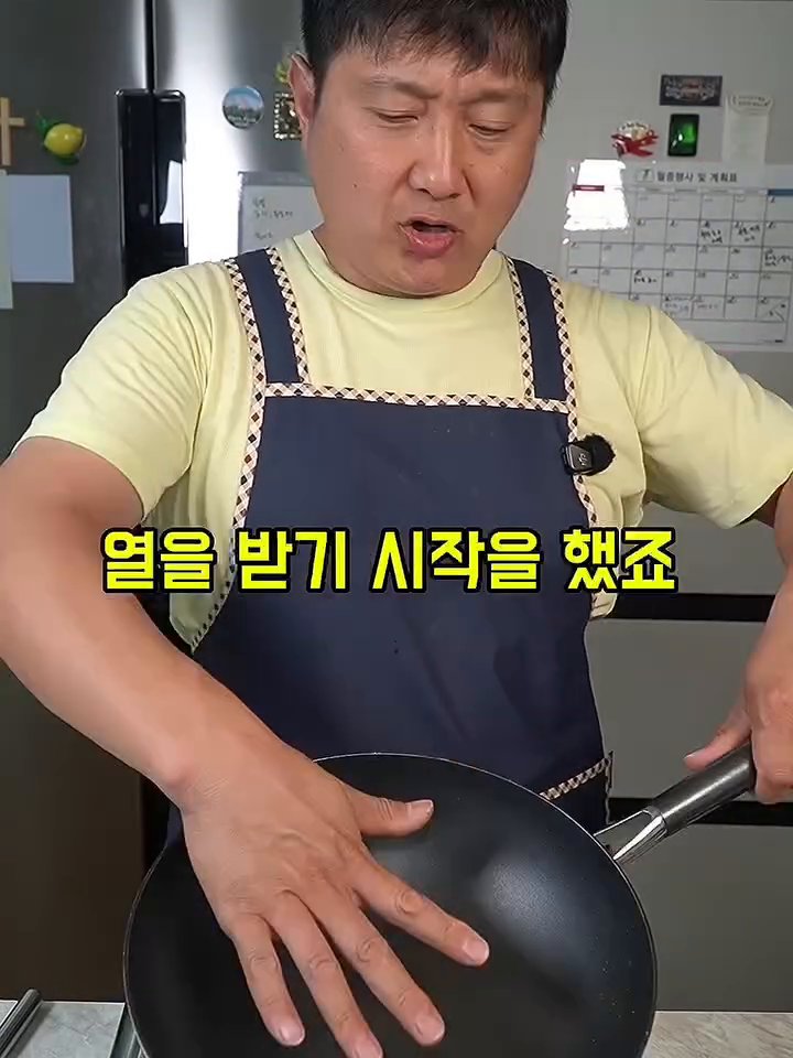 반드시 불을 끄고 덖어둔 홍새우, 물엿 2스푼, 참기름 1스푼, 통깨 1스푼을 넣습니다.