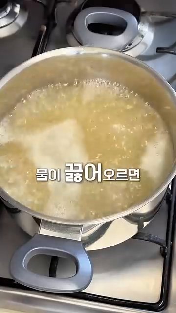 고기를 물에 넣고 뚜껑을 덮고 13분간 끓입니다. 중간에 한번 뒤집어줍니다.