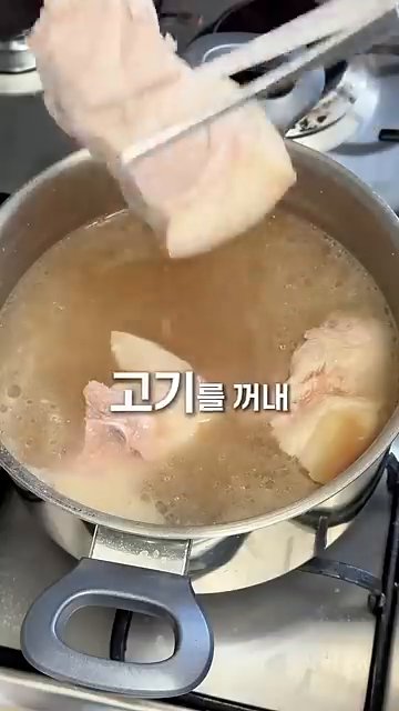 고기를 꺼내어 키친타올로 물기를 닦고 모양을 잡아 감아줍니다.