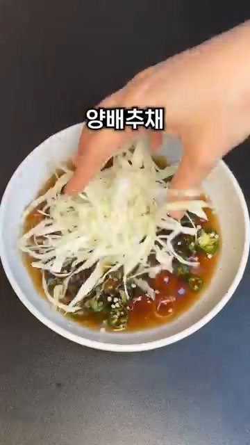 두유면 또는 삶은 소면을 넣고 잘 섞어줍니다.