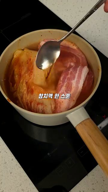 설탕 1스푼, 참치액 1스푼, 들기름 2스푼을 넣습니다.