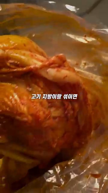 완성된 김치찜을 그릇에 담아 서빙합니다.