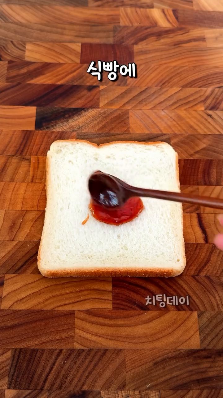 식빵에 딸기잼을 올리고 다른 식빵으로 덮은 후 둥근 컵으로 꾹 눌러주세요.