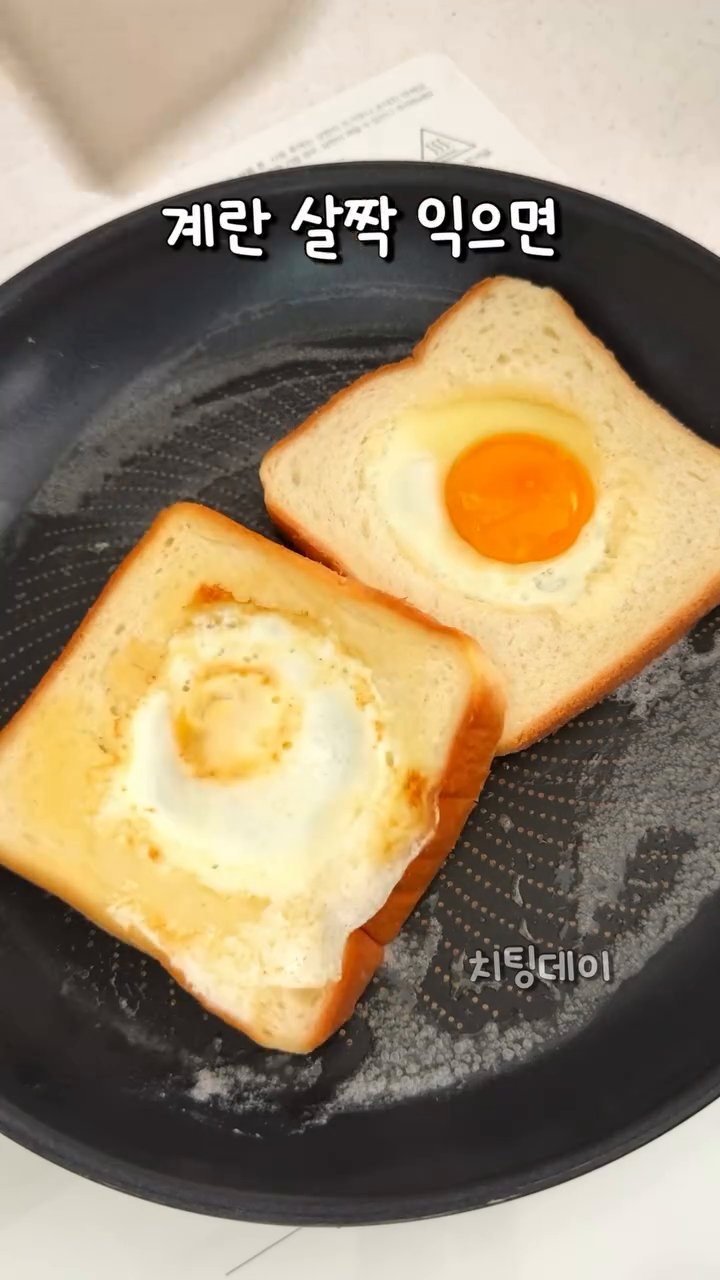 계란이 조금 익으면 뒤집고 모짜렐라 치즈, 햄, 체다치즈, 햄을 올린 후 빵으로 덮어주세요.