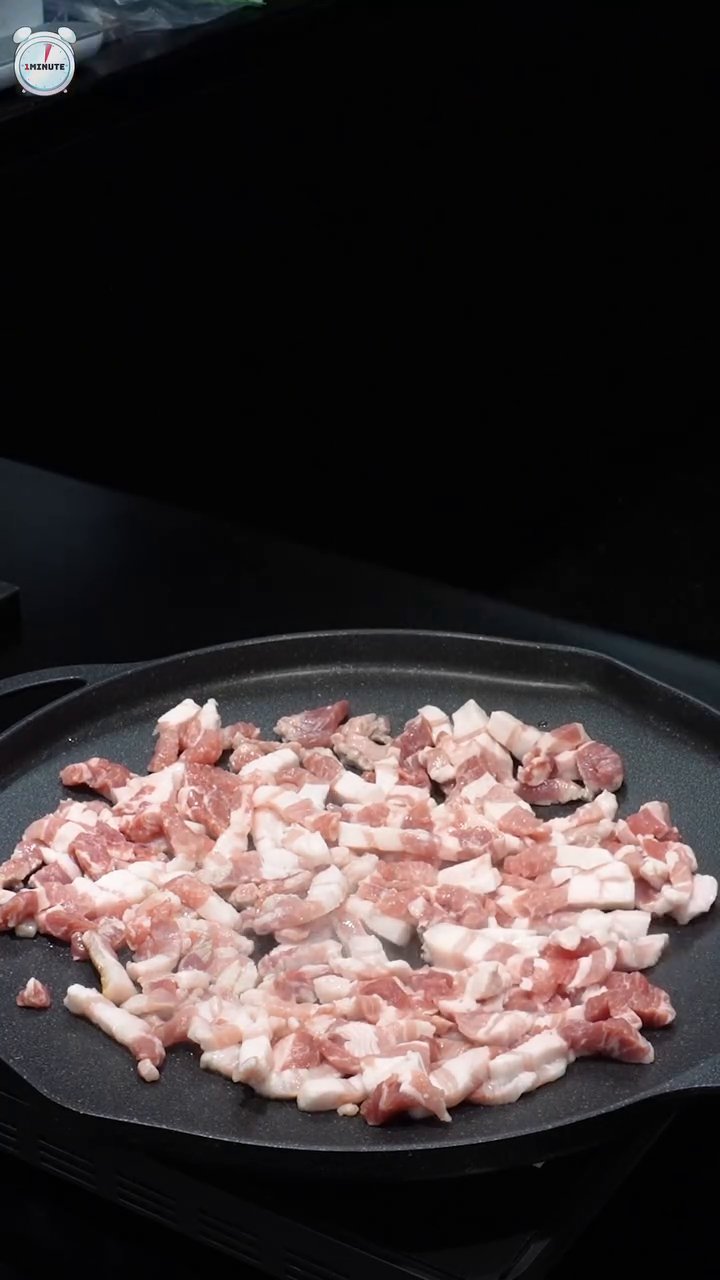 그동안 카레에 들어갈 야채들인 감자, 양파, 당근을 다져 준비합니다.