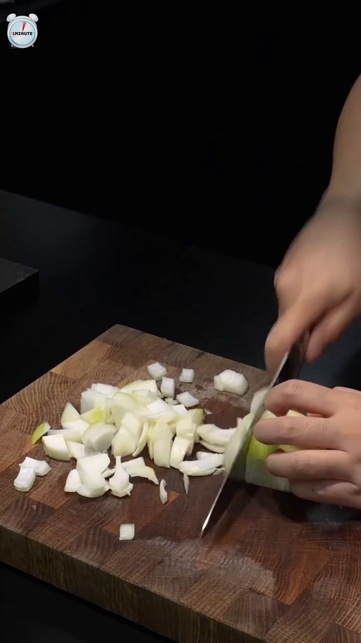 삼겹살에서 나온 기름에 골든 카레를 풀어줍니다.