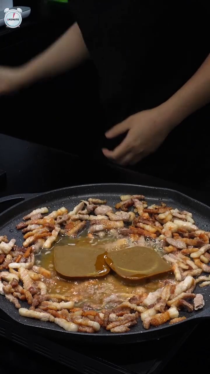 카레가 풀어지면 다진 감자, 양파, 당근, 마늘을 넣고 볶습니다.