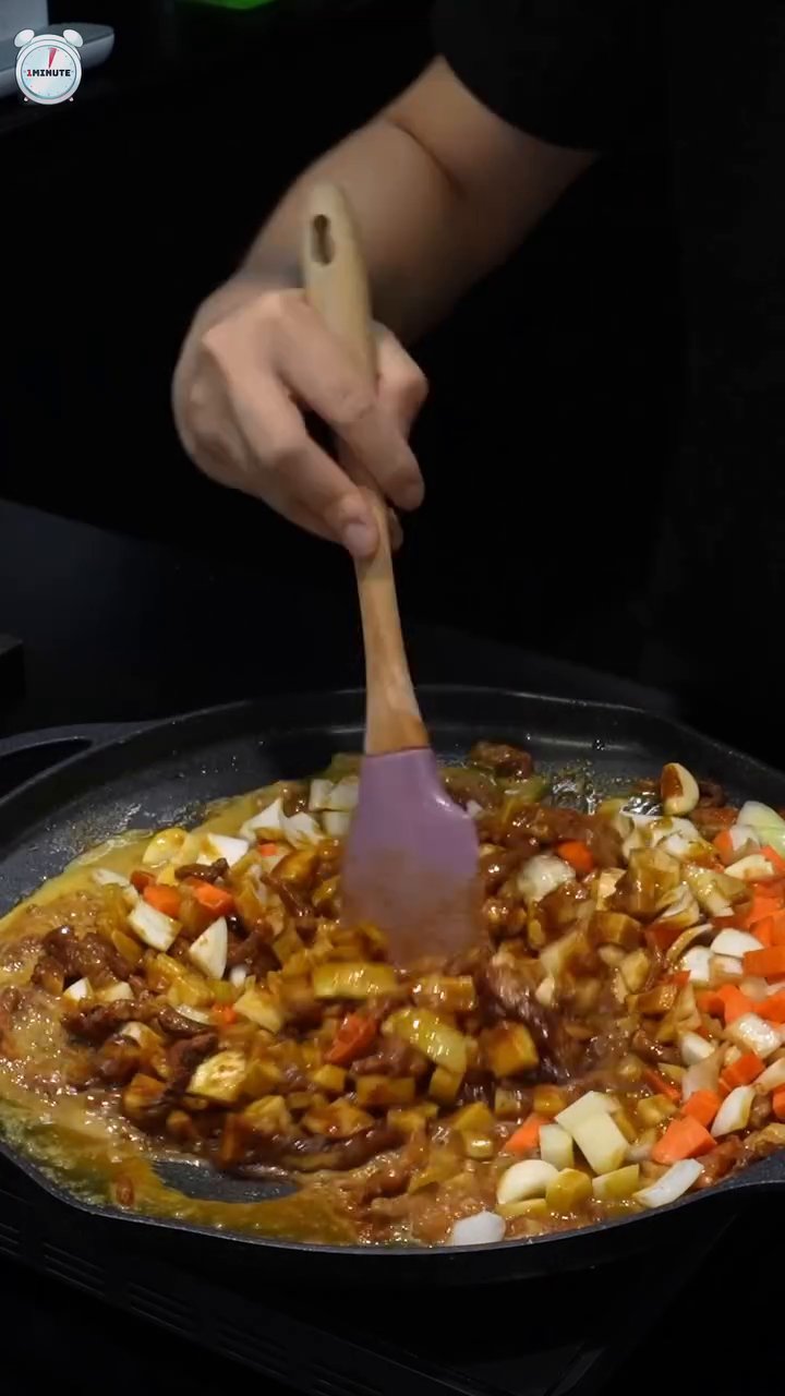진간장으로 감칠맛을 더한 후, 우유와 토마토 파스타 소스를 넣고 섞어줍니다.