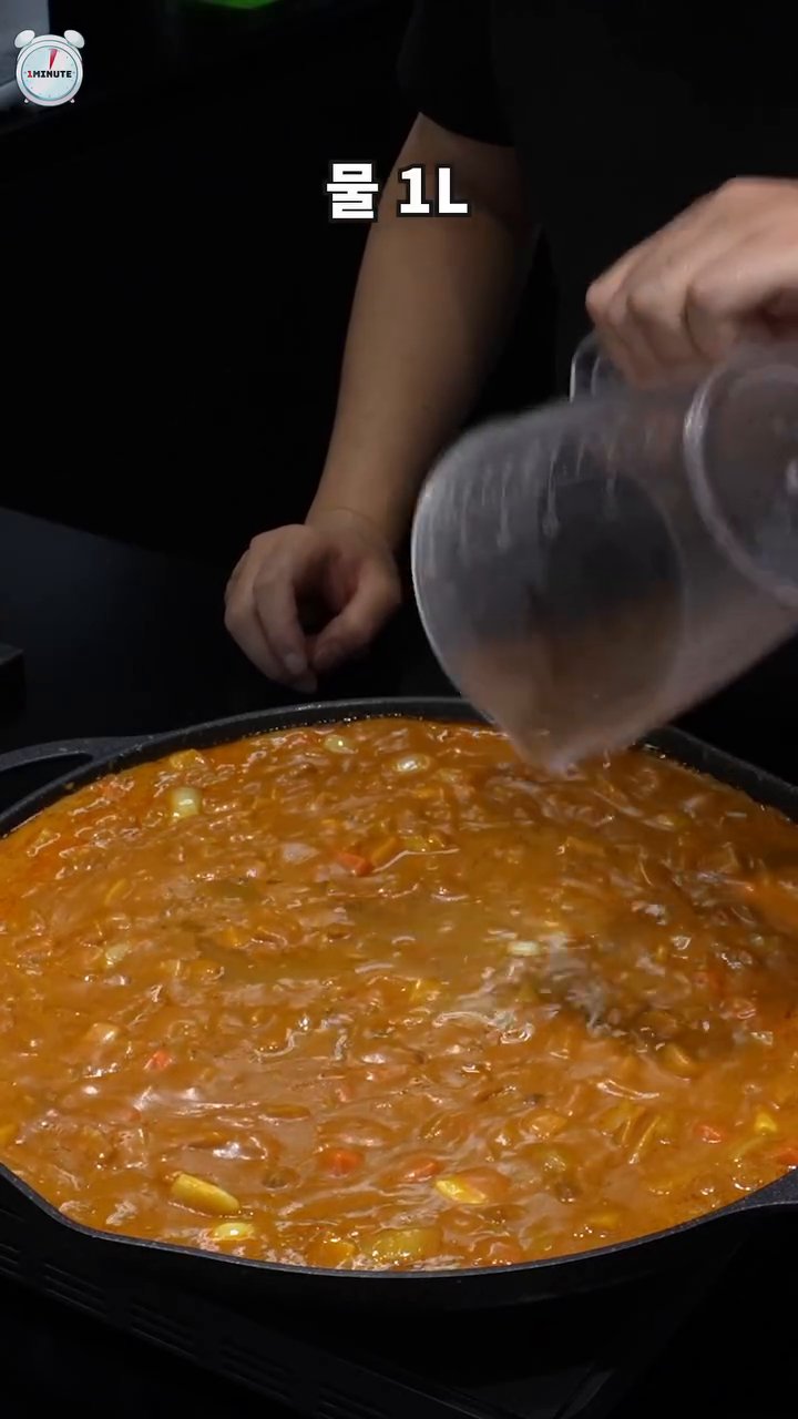 물도 추가하여 카레를 부드럽게 풀어줍니다.