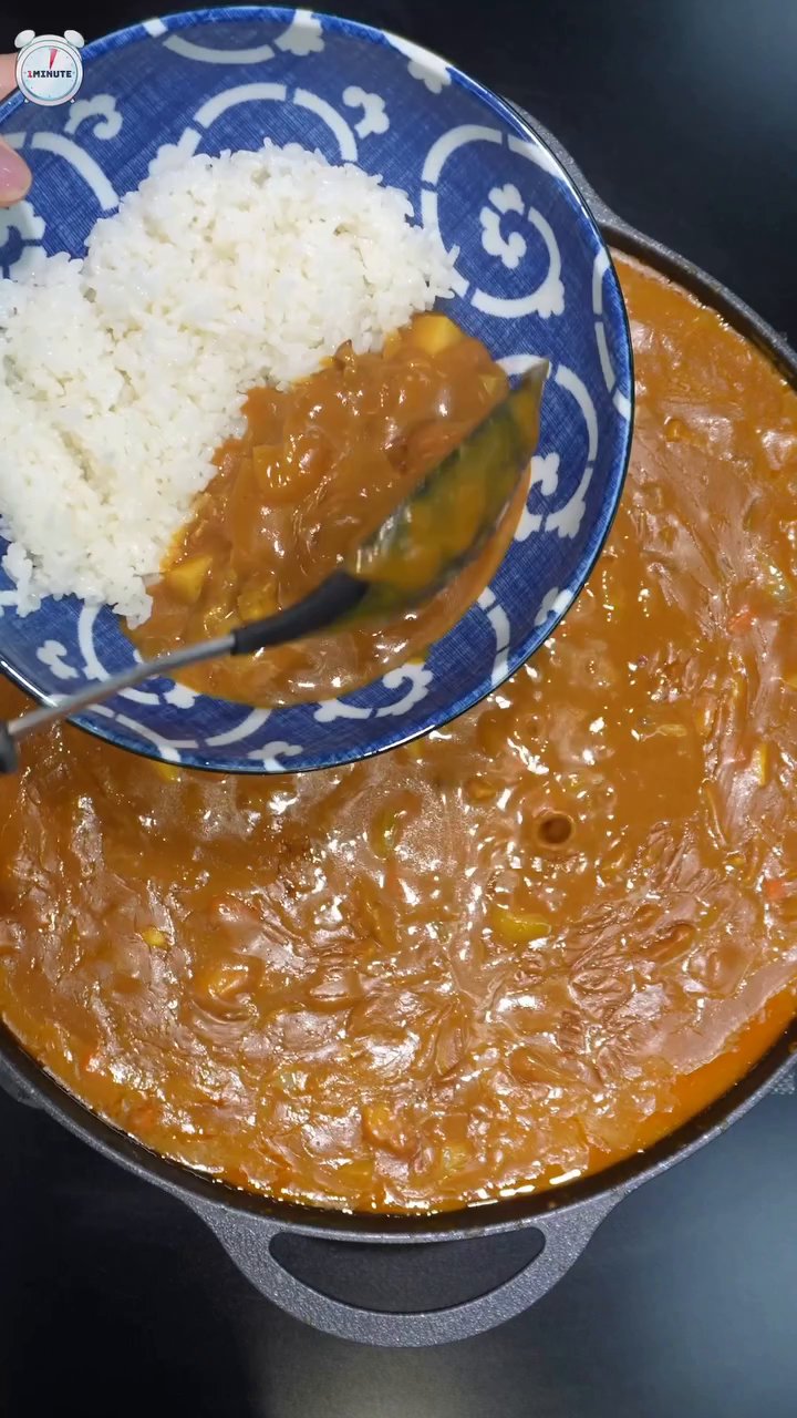 마지막으로 바비의 카레를 듬뿍 올리고 레드페퍼와 파슬리를 뿌린 후, 계란후라이로 마무리합니다.