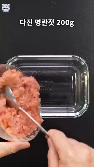전자레인지용 그릇에 다진 명란젓, 홍고추, 청양고추, 물, 마요네즈, 고춧가루, 맛술, 다진 마늘, 설탕을 넣고 잘 섞습니다.