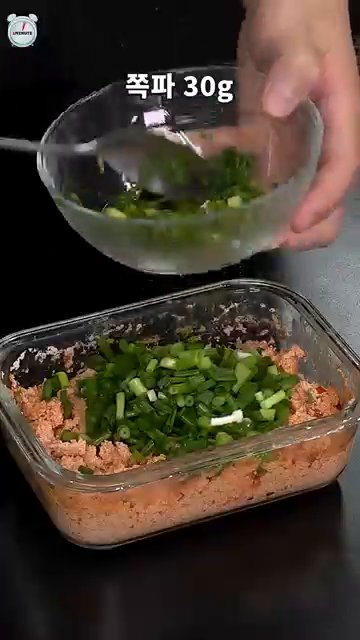 쪽파, 참기름, 참깨를 넣고 한 번 섞어주면 명란찜이 완성됩니다.