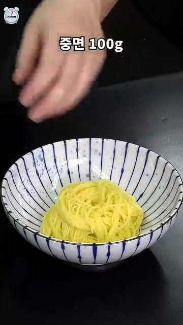 삶은 중면 위에 들기름, 설탕으로 가볍게 양념한 후 김가루, 굵게 빻은 참깨, 다진 명란젓, 쪽파를 넣고 비벼줍니다.