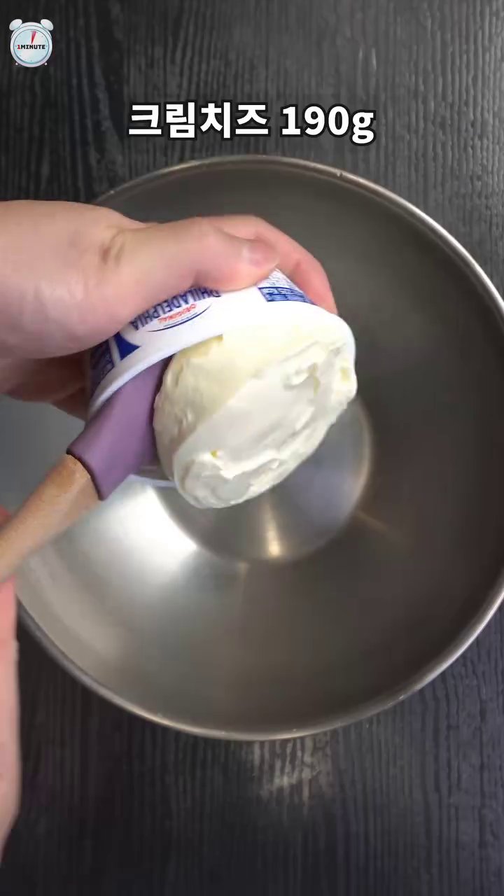 실온에 둔 크림치즈와 설탕을 섞어 크림치즈 필링을 만든 후, 짤주머니에 넣습니다.
