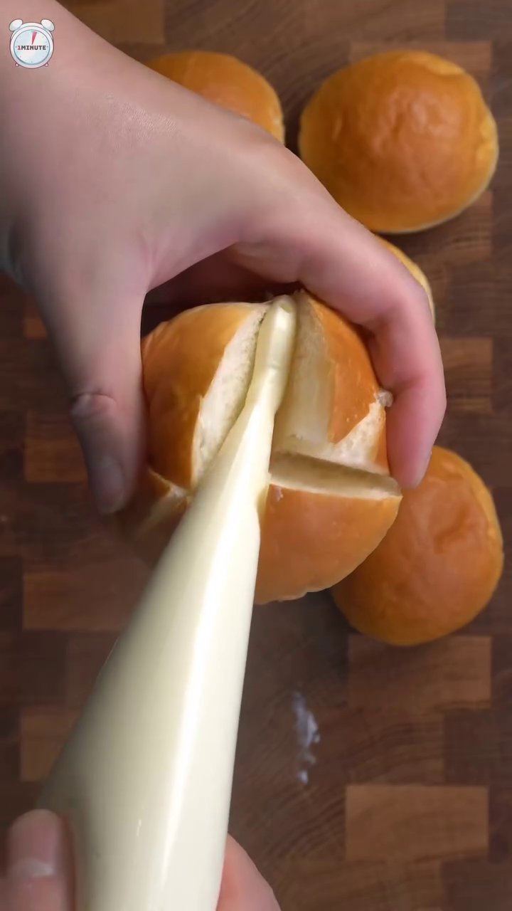 짤주머니에 담은 크림치즈 필링을 빵 사이사이에 듬뿍 짜줍니다.