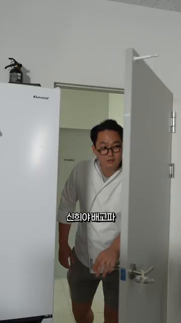 보리새우와 홍합을 깨끗이 씻어 준비합니다.