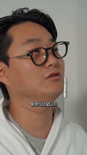 마늘을 다지고 페페론치노는 반으로 잘라 준비합니다.
