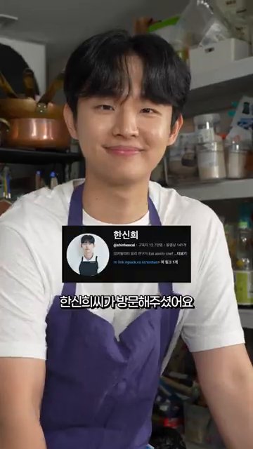 팬에 버터를 두르고 중불에서 마늘과 페페론치노를 볶아 향을 낸 후, 준비한 보리새우와 홍합을 넣습니다.