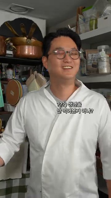 파스타면을 60% 정도 익힌 후, 팬에 넣고 잘 섞어 줍니다.