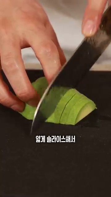 볼에 들기름, 타마리간장, 알룰로스를 넣고 잘 섞어 양념을 만듭니다.