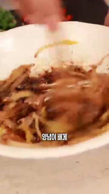 남겨둔 청양고추와 홍고추를 올리고 와사비를 곁들여 마무리합니다.