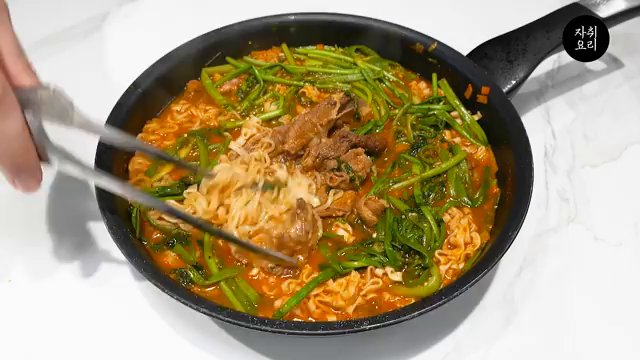 물 5컵을 냄비에 붓고 고추장 1스푼, 다진 마늘 1스푼, 고춧가루 1스푼을 넣고 잘 섞어줍니다.