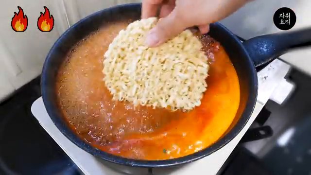 물이 팔팔 끓기 시작하면 멸치칼국수 면을 넣고 면이 풀릴 때까지 익혀줍니다.