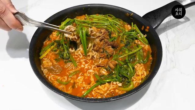 소고기가 익을 때까지 살짝만 끓여줍니다.
