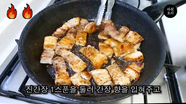 완성된 칼국수를 그릇에 담아 맛있게 즐깁니다.