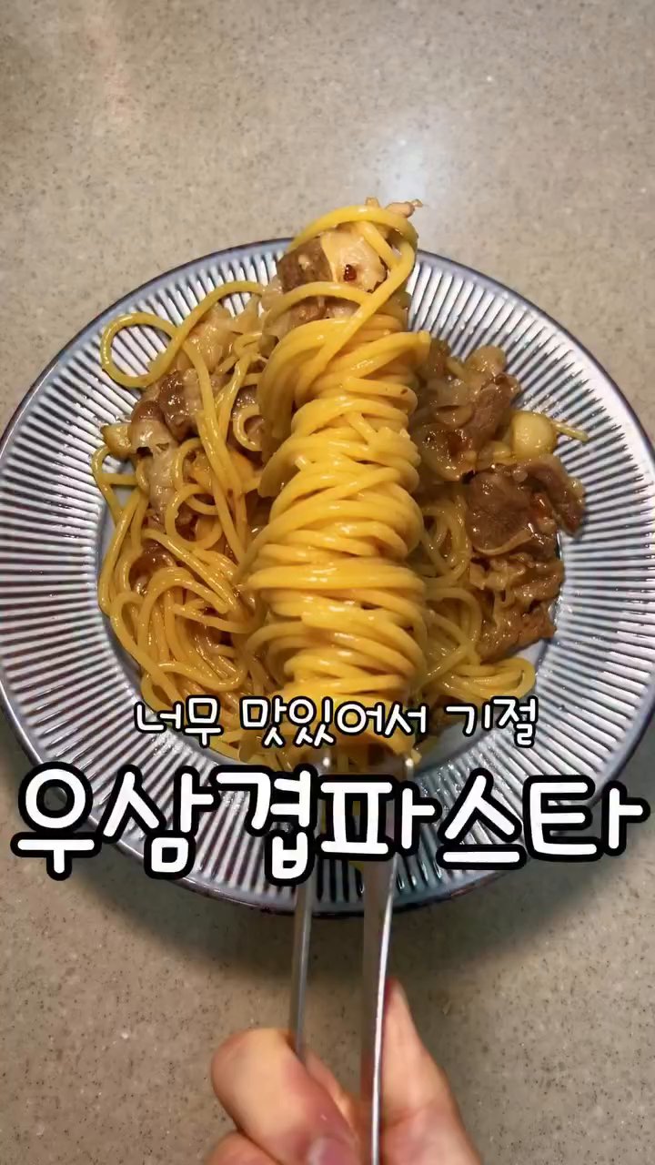 팬에 올리브유를 두르고 편썰어둔 마늘 10개를 넣어 노릇하게 볶습니다.